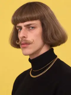 Personagem de IA na estética da trend: franja e bigode