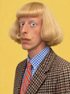 Personagem de IA na estética da trend: olhar arregalado