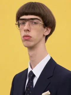 Personagem de IA na estética da trend: monocelha